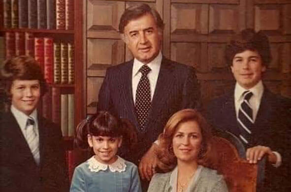 مصطفى العقاد.. صورة خاصة جدا مع زوجته وأولاده